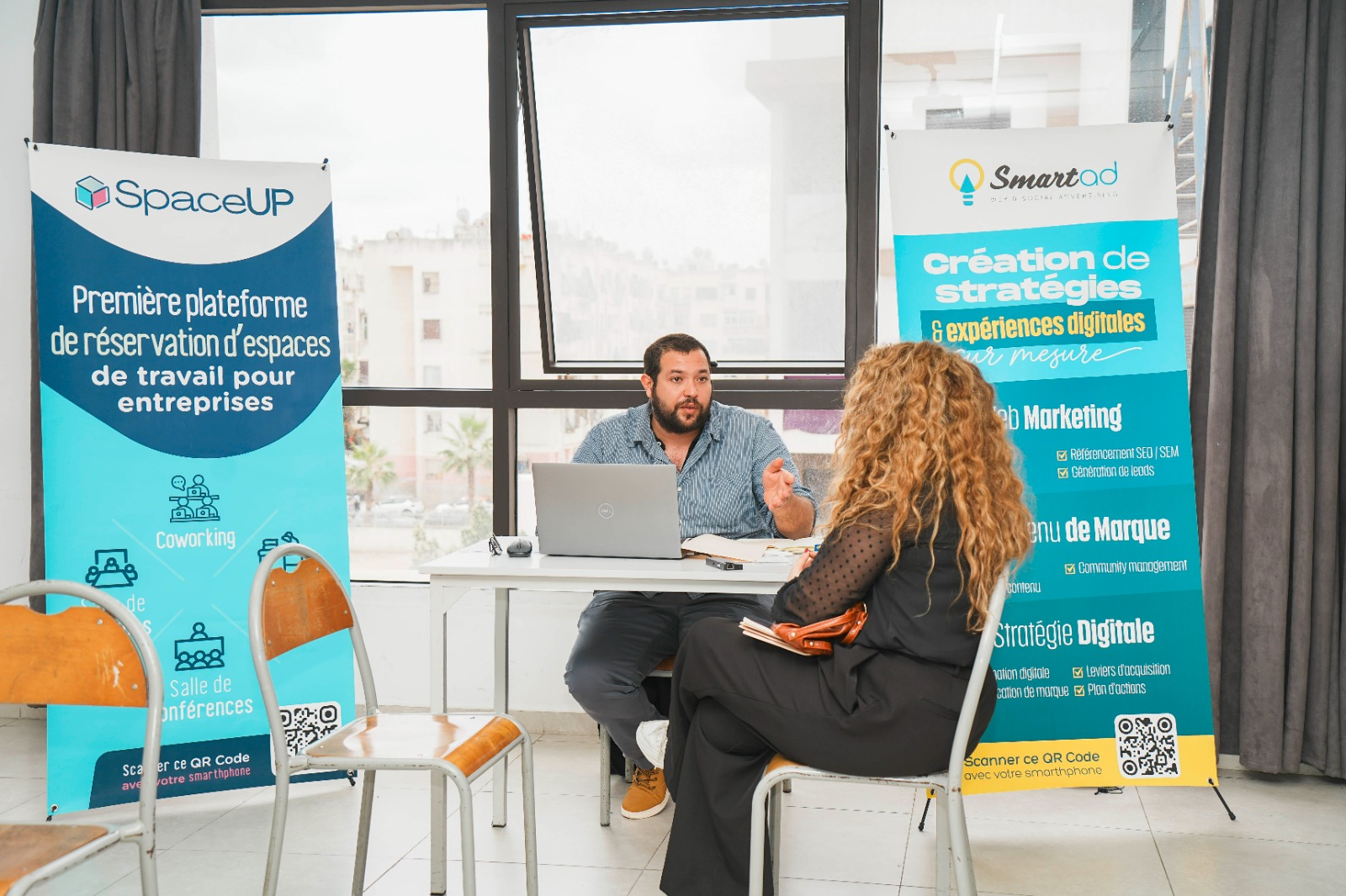 Étudiants travaillant sur un projet digital à SUP'RH